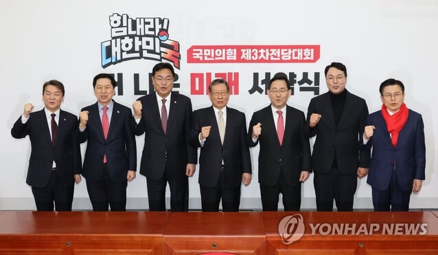 ▲ 10일 오후 서울 여의도 국회에서 열린 국민의힘 '힘내라 대한민국! 제3차 전당대회 - 더 나은 미래 서약식'에서 안철수(왼쪽부터), 김기현 당 대표 후보, 정진석 비상대책위원장, 유흥수 선관위원장, 주호영 원내대표, 천하람, 황교안 당 대표 후보가 기념촬영하고 있다.ⓒ연합뉴스