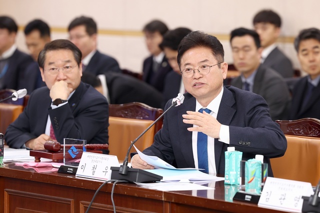 ▲ 이철우 경북도지사는 “이번 회의에서 성공적인 지방시대를 만들어 가는 데 필요한 심도 있고 실효성 있는 논의의 장이 마련된 만큼 앞으로 자치분권과 지역균형발전이란 통합적 아젠다에 경북이 가장 앞서 나가며 지방시대 대전환에 주도적인 역할을 하겠다”며 의지를 밝혔다.ⓒ경북도