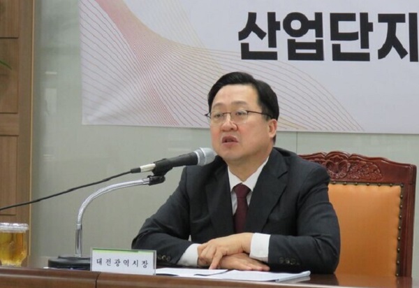 ▲ 이장우 대전시장이 10일 도시공사를 방문해 대전 오월드를 과학도시의 위상에 걸맞도록 대수술을 예고했다.ⓒ대전도시공사