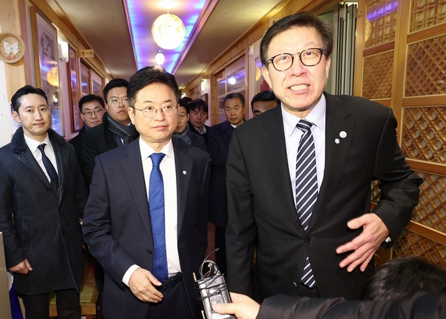 ▲ 박형준 부산시장(오른쪽)은 5개 시도지사와의 협의 후 기자회견에서 “지역 갈등을 일으키거나 각 지역의 필요에 따라 추진되는 두 공항에 장애가 형성되어서는 안 된다”고 말했다. 왼쪽은 이철우 경북도지사.ⓒ경북도