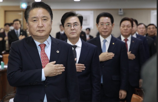 ▲ 김영환 충북도지사가 10일 전북도청에서 열린 제3회 중앙지방협력회의에 참석, 국민의례를 하고 있다.ⓒ충북도