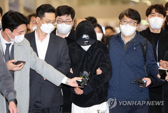 ▲ 대북송금 등 혐의로 구속 기소된 김성태 쌍방울 그룹 전 회장의 금고지기이자 매제인 쌍방울 그룹 전 재경총괄본부장 김모 씨가 해외 도피 9개월 만인 지난 11일 오전 인천공항을 통해 입국하고 있다ⓒ연합뉴스