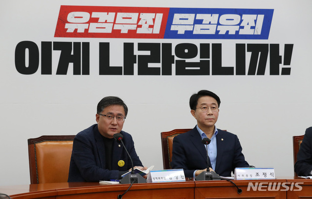 ▲ 더불어민주당 조정식(오른쪽) 사무총장과 김성환 정책위의장이 12일 오전 서울 여의도 국회에서 기자간담회를 하고 있다.ⓒ뉴시스