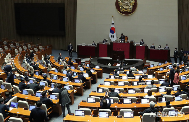 ▲ 8일 오후 서울 여의도 국회 본회의장에서 열린 제403회 국회(임시회) 4차 본회의에서 이상민 행정안전부 장관 탄핵소추안이 가결되고 있다. ⓒ뉴시스