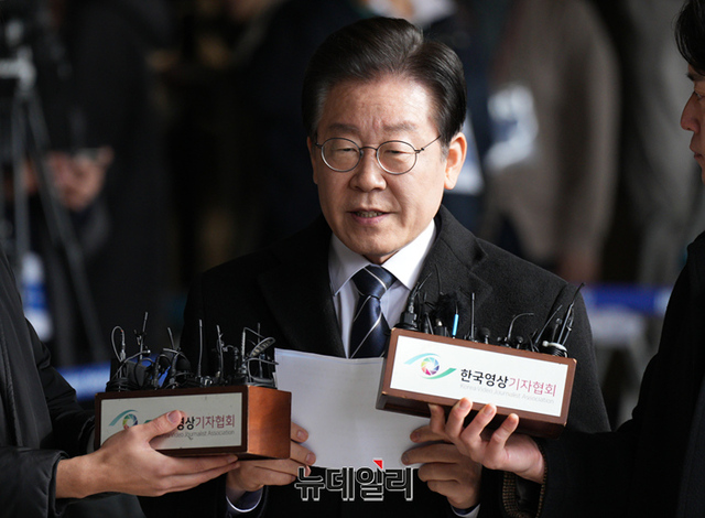 ▲ 이재명 더불어민주당 대표가 지난 10일 오전 서울 서초구 중앙지검에서 대장동·위례신도시 개발 비리의혹으로 조사를 받기 위해 출석해 준비한 입장문을 낭독하고 있다. ⓒ정상윤 기자