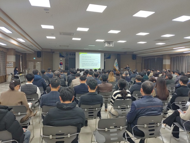 ▲ 칠곡군은 8일 칠곡군청 강당에서 실과소장, 읍면장 등 관리감독자와 기간제·공무직 관리팀장 등 150여 명을 대상으로 중대재해 및 산업재해 예방 역량 강화 직원교육을 실시했다.ⓒ칠곡군