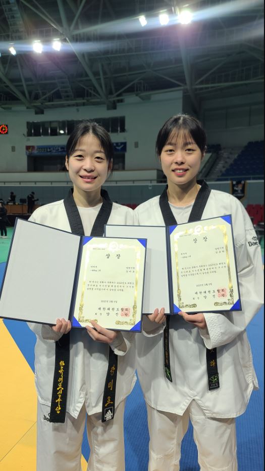 ▲ 지난 7일부터 9일까지 태백 고원체육관에서 열린 2023년도 국가대표선수선발 최종대회에서 영천시청 태권도단의 강보라‧강미르 선수가 1위를 차지하며 자매가 나란히 태극마크를 달게 됐다.ⓒ영천시