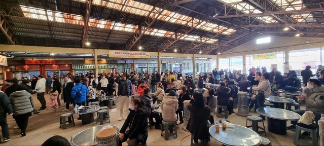 ▲ 오전 10시 30분께 예산시장 푸드코트. 이미 자리를 맡지 못한 사람들로 빼곡하다.ⓒ강필성 기자