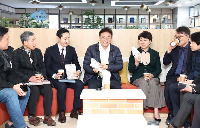 ▲ 지난 9일 경북도청 미래창고(열린도서관)에는 이철우 도지사를 비롯한 경북도 간부들이 참석한 가운데 간부회의가 열렸다.ⓒ경북도