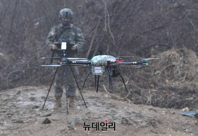 ▲ 육군 아미타이거 시범여단 장병들이 지난달 13일 경기 파주시 무건리 훈련장에서 정찰드론을 결합하고 있다. ⓒ공동취재단