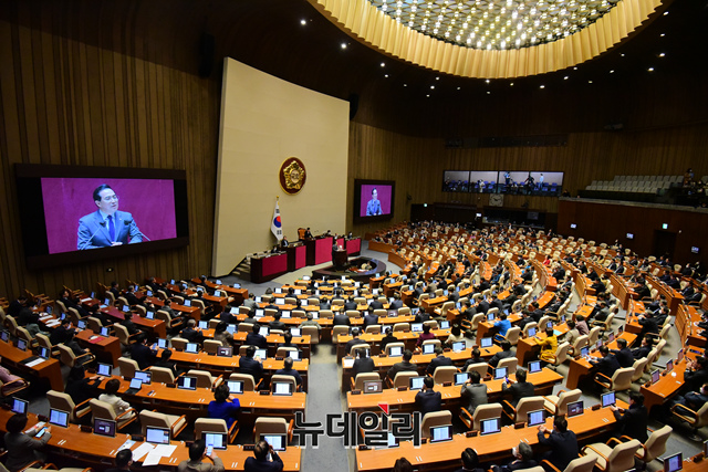 ▲ 더불어민주당 의원들이 13일 오전 서울 여의도 국회에서 열린 제403회 국회(임시회) 5차 본회의에서 박홍근 더불어민주당 원내대표의 교섭단체 대표연설을 들으며 박수를 치고 있다.ⓒ 이종현 기자