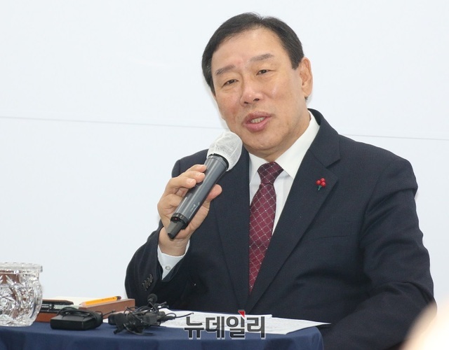 ▲ 최민호 세종시장이 13일 오전 시청 정음실에서 조치원비행장 비행안전구역 대폭 축소 관련, 기자간담회를 하고 있다.ⓒ이길표 기자