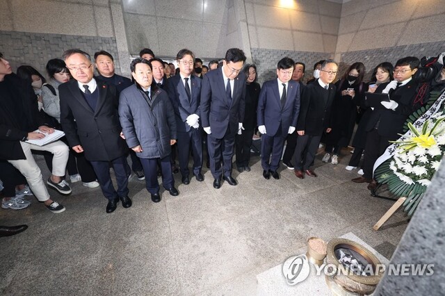▲ 정진석 국민의힘 비상대책위원장이 13일 오전 제주시 봉개동 4·3평화공원 위패봉안실을 찾아 참배하고 있다.ⓒ연합뉴스