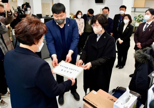 ▲ 청주시의회 더불어민주당 의원들이 16일 의회사무국에 김병국 의장 불신임안을 제출했다.ⓒ청주시의회 더불어민주당