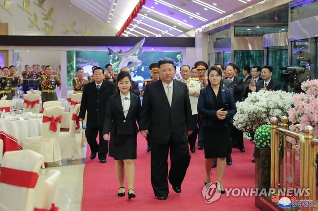 ▲ 북한 김정은 국무위원장이 딸 김주애와 함께 건군절(2월 8일) 75주년 기념연회에 참석하는 모습. ⓒ연합뉴스