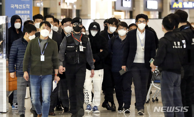 ▲ 쌍방울 그룹에 대한 수사가 본격화되기 직전 해외로 도피했던 김성태 전 회장의 '금고지기'인 전 재경총괄본부장 김모씨가 11일 인천국제공항을 통해 송환되고 있다. ⓒ뉴시스