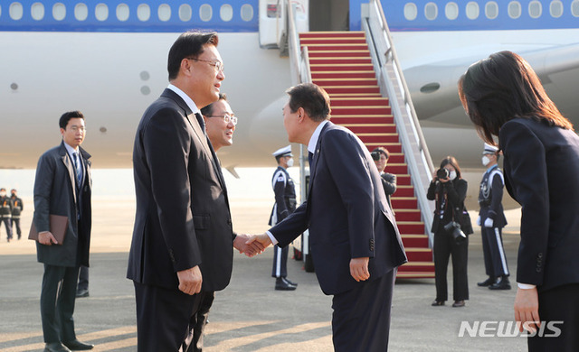 ▲ 아세안 및 G20 정상회의 참석 등 동남아 순방을 위해 출국하는 윤석열 대통령이 2022년 11월11일 경기도 성남 서울공항에서 공군 1호기 탑승 전 주호영 국민의힘 원내대표와 인사하고 있다. 왼쪽은 정진석 국민의힘 비상대책위원장. ⓒ뉴시스
