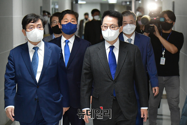 ▲ 박지원 전 국정원장, 노영민 전 대통령 비서실장, 서훈 전 국가안보실장 지난 2022년 10월 27일 국회 의원회관에서 더불어민주당 주최로 열린 서해 공무원 피격 사건 및 흉악범죄자 추방 사건 관련 기자회견에 참석하기 위해 입장하고 있다. ⓒ이종현 기자