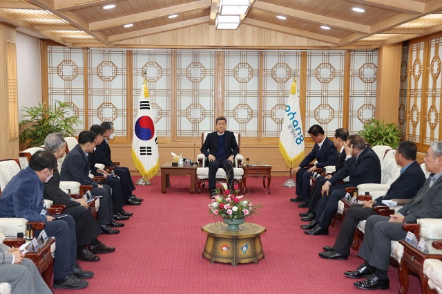 ▲ 이강덕 시장이 13일 간부 공무원 회의를 주재하면서 글로벌 도시 도약을 위해 신성장 동력 확보와 준비에 만전을 기해줄 것을 강조하고 있다.ⓒ포항시