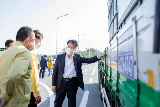 ▲ 지난해 교통안전공단 권용복 이사장(오른쪽)이 서해안고속도로 서평택TG 안전감찰 단속 현장을 방문해 단속원을 격려하고 단속 현장을 점검하는 모습.ⓒ교통안전공단