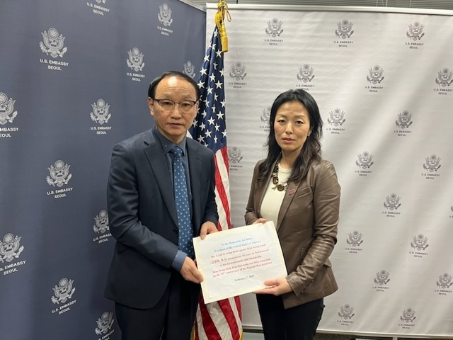 ▲ 정박 미국 국무부 부차관보와 북한 억류 김정욱 선교사 형 김정삼씨ⓒ김정삼씨 제공