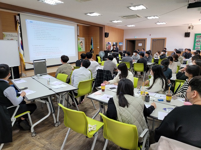 ▲ 봉화군은 전 직원을 대상으로 하는 청렴 교육을 확대 실시하고 공무원 스스로가 부패위험도를 자가 진단해 끊임없는 자기 성찰을 통해 일상 속에서 청렴 문화가 스며들 수 있는 환경을 조성하고 있다.ⓒ봉화군