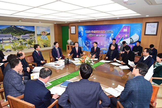 ▲ 김충섭 김천시장은 13일 이명기 김천시의회 의장, 박선하, 최병근, 조용진 도의원과 함께 경북도청을 방문, 이철우 도지사와 면담하고 지방시대를 이끌어 가기 위한 지역 현안사업에 대한 적극적인 지원을 요청했다.ⓒ김천시