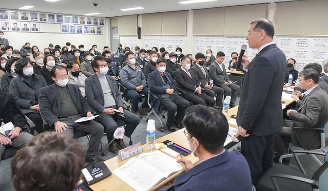 ▲ 지난 13일 신관동 행정복지센터에서 열린 시민과 대화에서 최원철 공주시장이 인사말을 하고 있다.ⓒ공주시