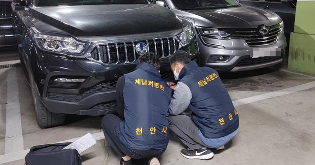 ▲ 천안시 관계자가 체납 차량 영치하는 모습.ⓒ천안시