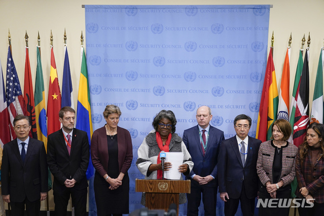 ▲ 린다 토머스-그린필드(가운데) 유엔 주재 미국 대사가 지난 2022년 11월 21일(현지시간) 미국 뉴욕의 유엔본부에서 열린 유엔 안전보장이사회에서 북한의 최근 대륙간탄도미사일(ICBM) 발사와 관련해 성명을 발표하고 있다. ⓒAP/뉴시스