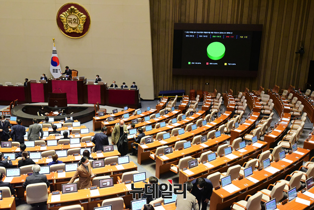 ▲ '이태원 참사 국정조사' 결과 보고서가 지난달 30일 오후 국회에서 열리 본회의에서 야당 단독으로 의결되고 있다.
ⓒ이종현 기자