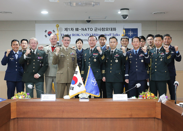 ▲ 제1차 한-NATO 군사참모대화 참석자들이 기념사진을 촬영하고 있다. ⓒ합동참모본부