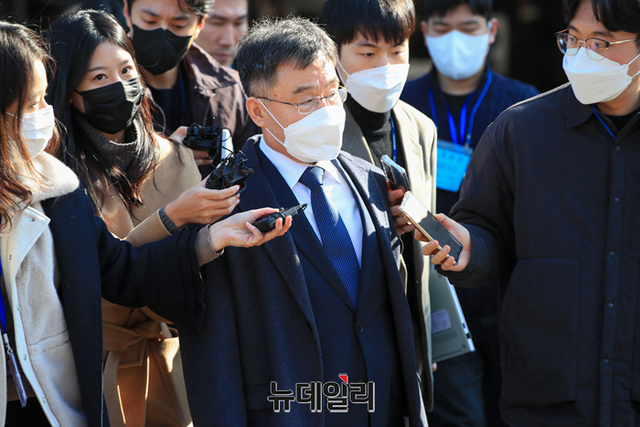 ▲ 화천대유 대주주 김만배가 지난 8일 오후 서울 서초구 중앙지법에서 열린 1심 선고 직후 청사를 빠져나오고 있다. ⓒ정상윤 기자