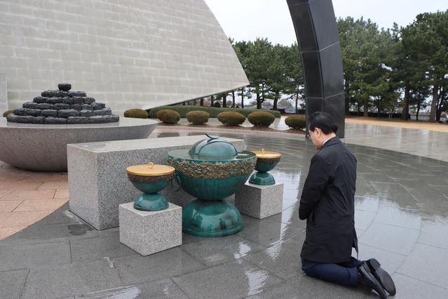 ▲ 제주 4·3 평화공원 희생자 추모비에 태영호 국민의힘 의원이 참배하고 있다. ⓒ태영호 국민의힘 의원 페이스북 갈무리