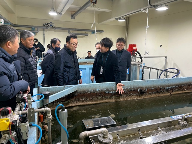 ▲ 최종원 대구지방환경청장이 14일 경주시 맑은물사업본부를 찾아 시설을 둘러 보고 있다.ⓒ경주시