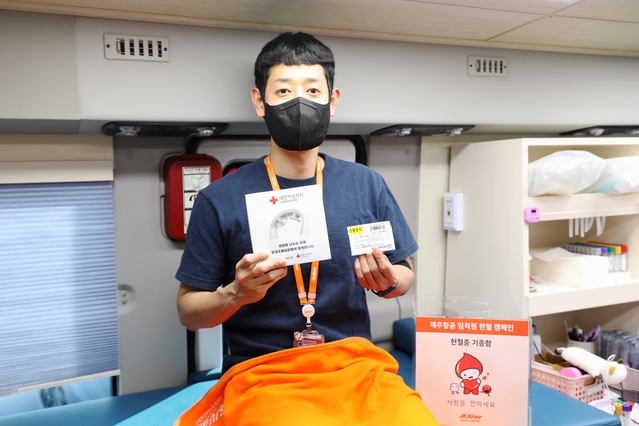 ▲ 14일 서울시 강서구 항공지원센터에서 제주항공 임직원이 헌혈을 하고 있다. ⓒ제주항공