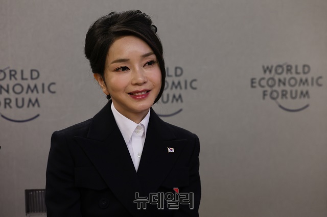 ▲ 김건희 여사가 지난 1월18일(현지시각) 스위스 다보스 콩그레스센터에서 열린 '예술가 리더' 행사에 초청된 예술가들과 간담회를 진행하고 있다.ⓒ대통령실 제공