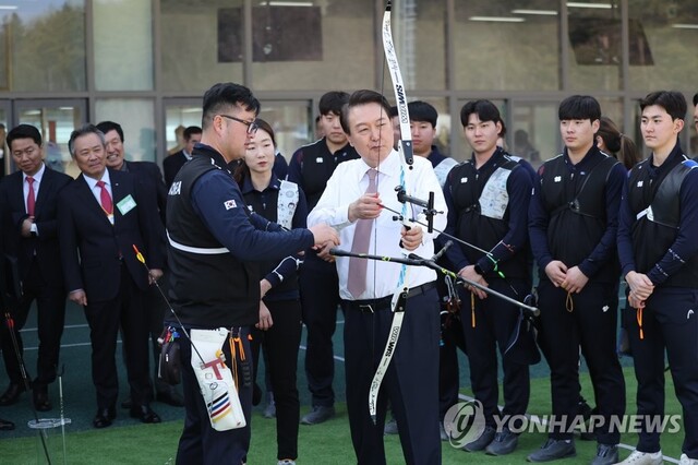 ▲ 윤석열 대통령이 14일 충북 진천 국가대표 선수촌에서 열린 '2023 대한민국 체육비전 보고회'를 마친 뒤 양궁장에서 활시위를 당기고 있다.ⓒ연합뉴스