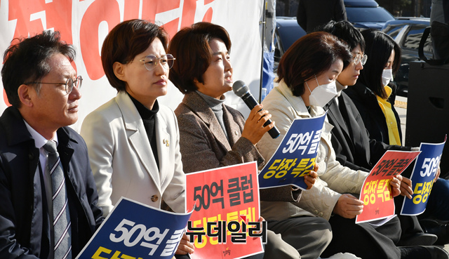 ▲ 이은주 정의당 원내대표가 14일 국회 본관 앞 농성장에서 의원총회를 열고 발언하고 있다. ⓒ이종현 기자