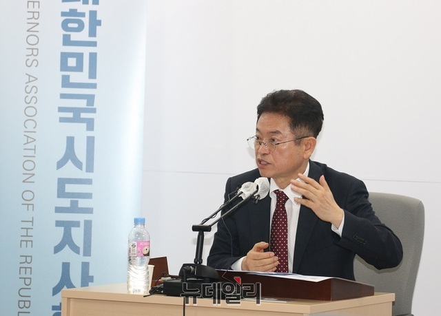 ▲ 이철우 대한민국시도지사협의회장(경상북도지사)가 14일 오후 세종시청에서 열린 제3회 중앙지방협력회의 성과 설명 간담회를 하고 있다.ⓒ이길표 기자