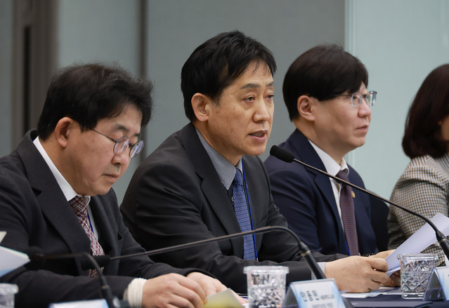 ▲ 김주현 금융위원장이 14일 오후 서울 중구 예금보험공사에서 2023년도 금발심 위원장으로 위촉된 안동현 금융발전심의회 위원장 및 학계·법조계·현장 전문가 등 금융전문가 49명으로 구성된 위촉직·당연직 위원들과 2023년 금융발전심의회 제1차 전체회의를 개최했다. ⓒ금융위원회