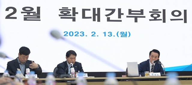 ▲ 백성현 논산시장이 지난 13일 시청 회의실에서 열린 2월 확대간부회의에서 모두 발언을 하고 있다.ⓒ논산시