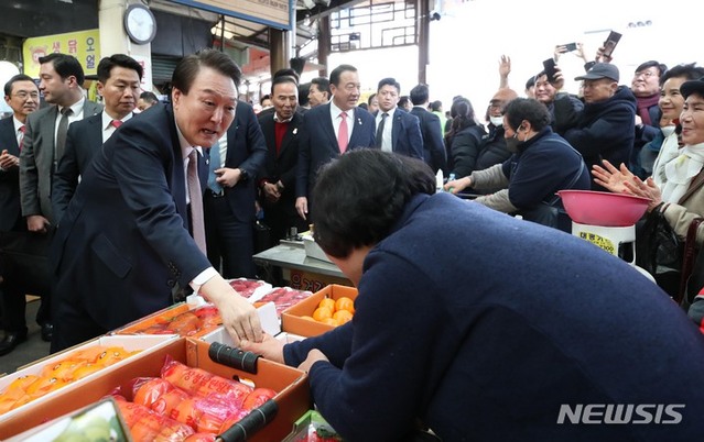 ▲ 윤석열 대통령이 14일 충북 청주 육거리종합시장을 방문해 청과물 가게 상인과 인사하고 있다. ⓒ뉴시스