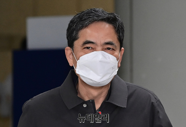 ▲ 화천대유 측으로 아들의 거액의 퇴직금을 받아 논란이 된 곽상도 전 의원이 4일 오전 서울 서초구 서울중앙지법에서 열린 두번째 구속 전 피의자 심문(영장실질심사)에 출석하고 있다. ⓒ정상윤 기자