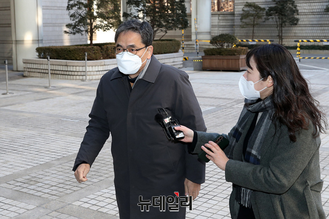 ▲ 화천대유 측으로 아들의 거액의 퇴직금을 받아 논란이 된 곽상도 전 의원이 2022년 4월4일 오전 서울 서초구 서울중앙지법에서 열린 두번째 구속 전 피의자 심문(영장실질심사)에 출석하고 있다.  ⓒ정상윤 기자