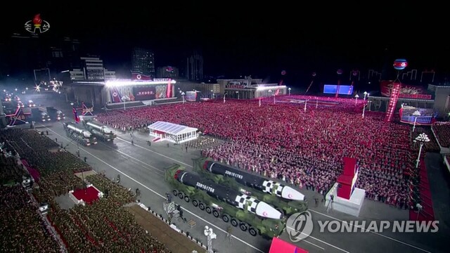 ▲ 북한이 건군절(인민군 창건일) 75주년인 지난 8일 평양 김일성광장에서 열병식을 개최한 가운데, 대륙간탄도미사일(ICBM) 화성17형이 광장을 가로지르고 있다. ⓒ연합뉴스