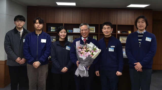 ▲ 반장식 한국조폐공사 사장이 14일 사내 혁신주역들과 간담회를 가진뒤 꽃다발을 받아들고 기념촬영을 하고 있다.ⓒ한국조폐공사