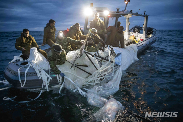 ▲ 미 해군 요원들이 7일 미 사우스캐롤라이나주 머틀 비치 앞바다에서 격추된 중국 정찰 풍선 잔해를 인양하고 있다.ⓒ뉴시스