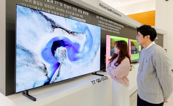 ▲ 삼성디스플레이 직원들이 초대형 77형 TV용 QD-OLED를 제품을 관람하고 있다. ⓒ삼성디스플레이