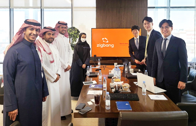 ▲ 안성우 직방 대표(우측 맨앞)와 라이얀 알-아킬 NHC 부사장(좌측 맨앞)이 협약에 앞서 사전미팅을 진행하고 있다. ⓒ직방